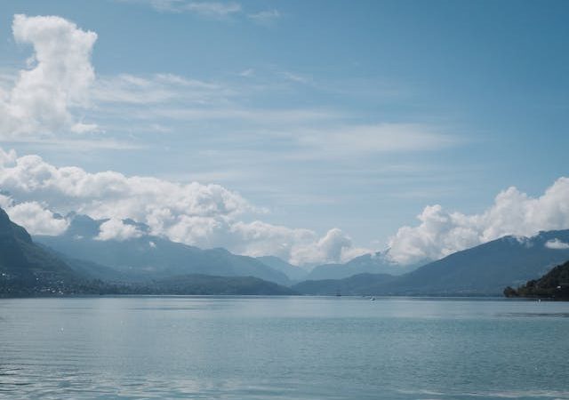 Hébergement de luxe dans un camping étoilé à Annecy, idéal pour des vacances en pleine nature avec des prestations premium comme piscine et spa.