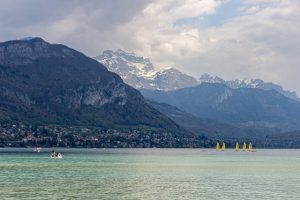 Camping 4 ou 5 étoiles à Annecy, offrant des installations haut de gamme et des services exclusifs pour un séjour tout confort en bord de lac.